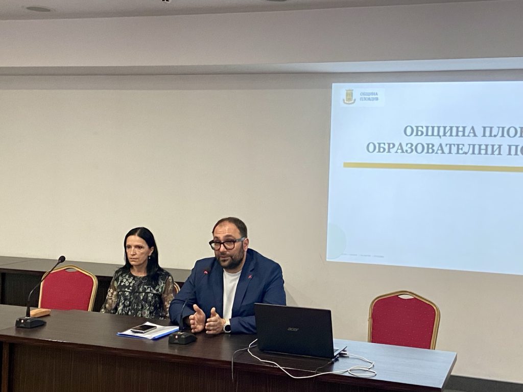 Заместник-кметът Пламен Панов и водещи експерти запознаха директорите на училища с възможностите в новата образователна рамка 2026 – 2028 г.